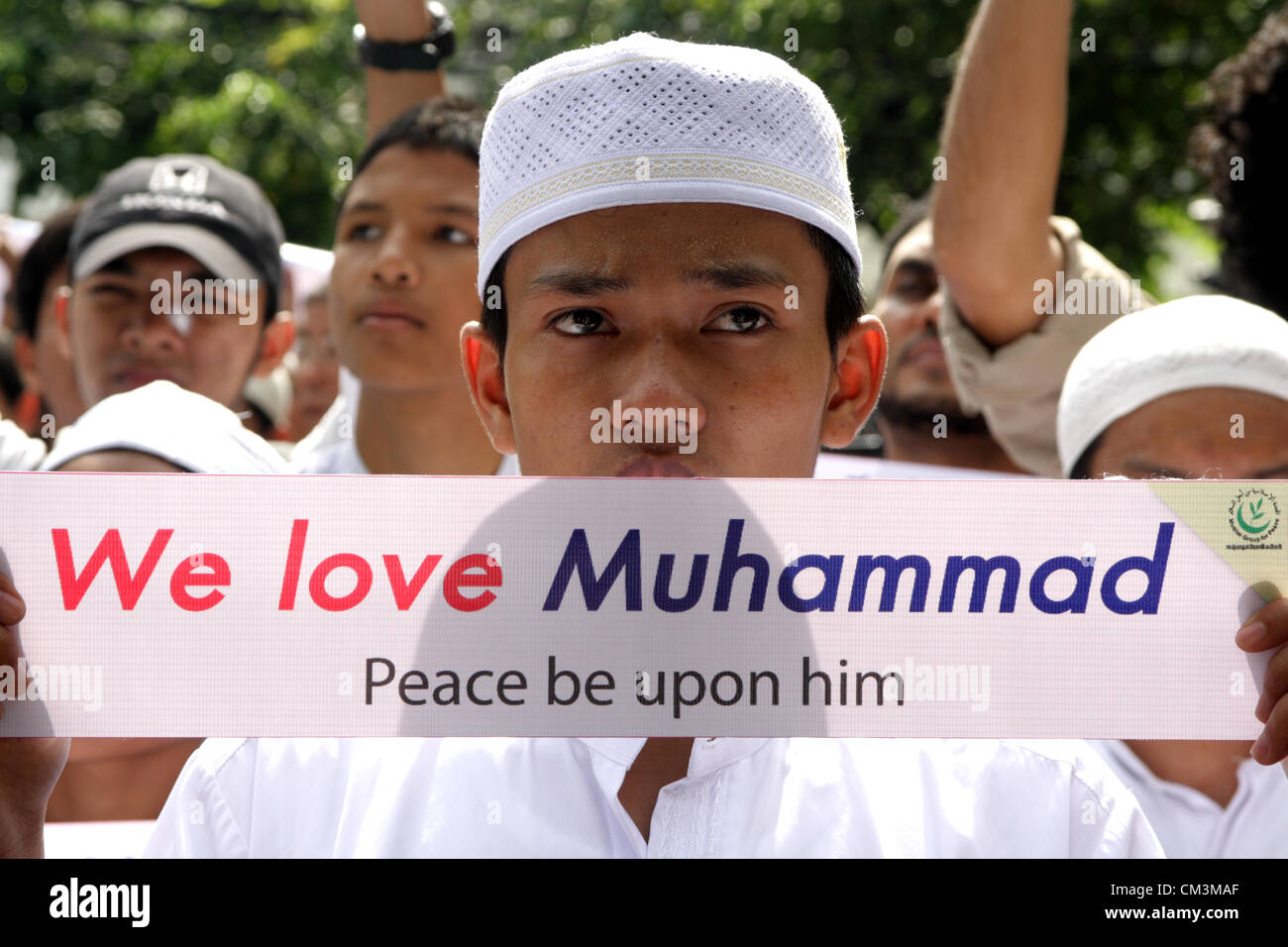 Sett. 27, 2012 - Bangkok, Tailandia. Manifestanti musulmani banner visualizzato durante una manifestazione di protesta contro l'anti-Islam film 'L'innocenza dei musulmani' fuori dall'ambasciata degli Stati Uniti prima di passare a Google Inc. Thailandia, al Central World Shopping Mall per chiedere la rimozione della pellicola da Youtube. Foto Stock