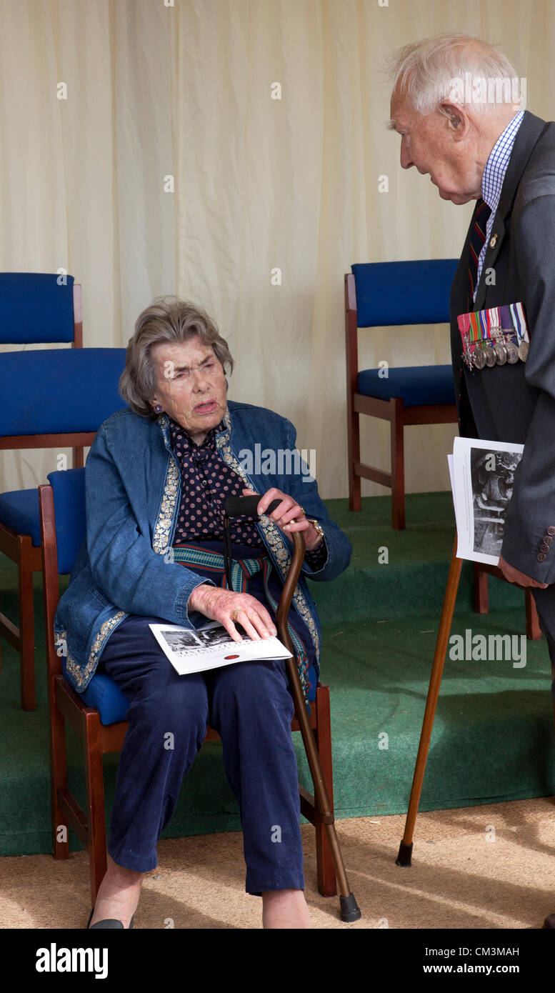 Hayling Island, Hampshire, Regno Unito. Il 27 settembre, 2012. La contessa Mountbatten, figlia del compianto Lord Louis Mountbatten, per la dedicazione del monumento di pietra a Hayling Island al COPPs, operazioni combinate parti di pilotaggio. Suo padre, comandante in capo delle operazioni combinate, ha istituito il gruppo di elite su Hayling nel 1943, dove si sono formati come sommozzatori e canoisti a Hayling Island Club vela durante la Seconda Guerra Mondiale. La pietra segna il lavoro svolto dalla COPPs in spiaggia nascosta ricognizione e di altre missioni essenziali prima di sbarco degli Alleati sul nemico nei territori occupati. Foto Stock