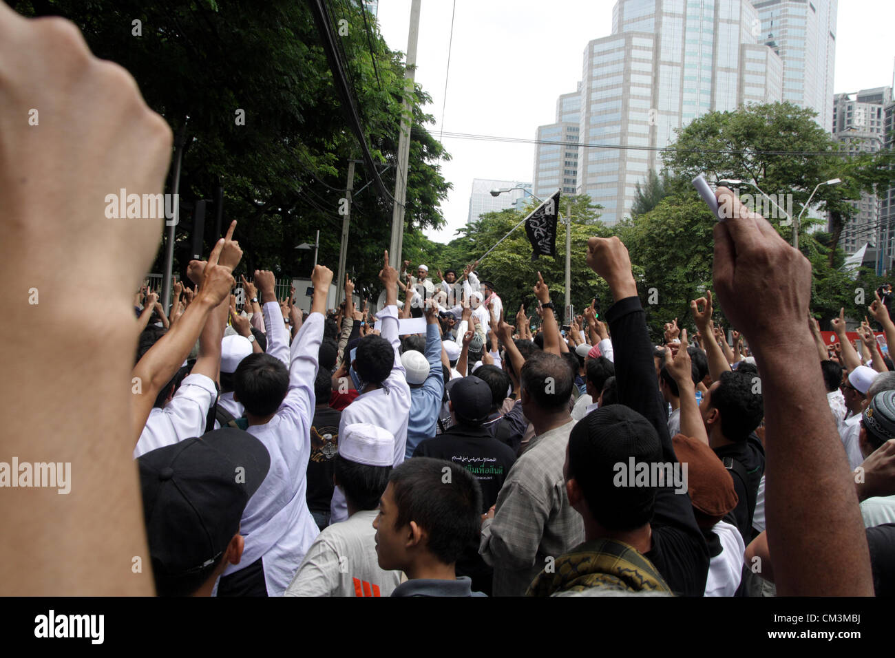 Sett. 27, 2012 - Bangkok, Thailandia . Gridare slogan durante una manifestazione di protesta presso l'ambasciata USA . Più di 300 di manifestanti musulmani protestare contro le incendiarie anti-Islam film 'L'innocenza dei musulmani' fuori dall'ambasciata degli Stati Uniti prima di passare a Google Inc. Thailandia , presso il Central World Shopping Mall a parlare e invio di lettera per rimuovere la pellicola da Youtube . Foto Stock