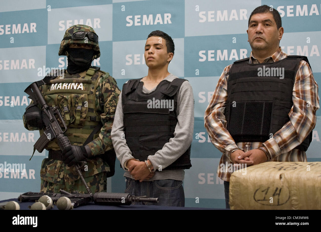 Sett. 27, 2012 - Messico, Distrito Federal, Messico - Ivan Velasquez Caballero, un farmaco sospetto leader del farmaco Zetas cartello, è presentato ai media in Città del Messico il 27 settembre 2012. La marina militare messicano detto mercoledì aveva catturato Velazquez, l'uomo la marina credeva di essere Zetas classifica terzo boss e noto anche come ''Z-50'' o ''El Talibani'' nella zona centrale di stato di San Luis Potosí. Il sospettato leader della notoriamente brutale pista consegnato alla marina militare nella città di San Luis Potosi senza incidenti. (Credito Immagine: © Antonio Nava/Prensa Internacional/ZUMAPRESS.com) Foto Stock