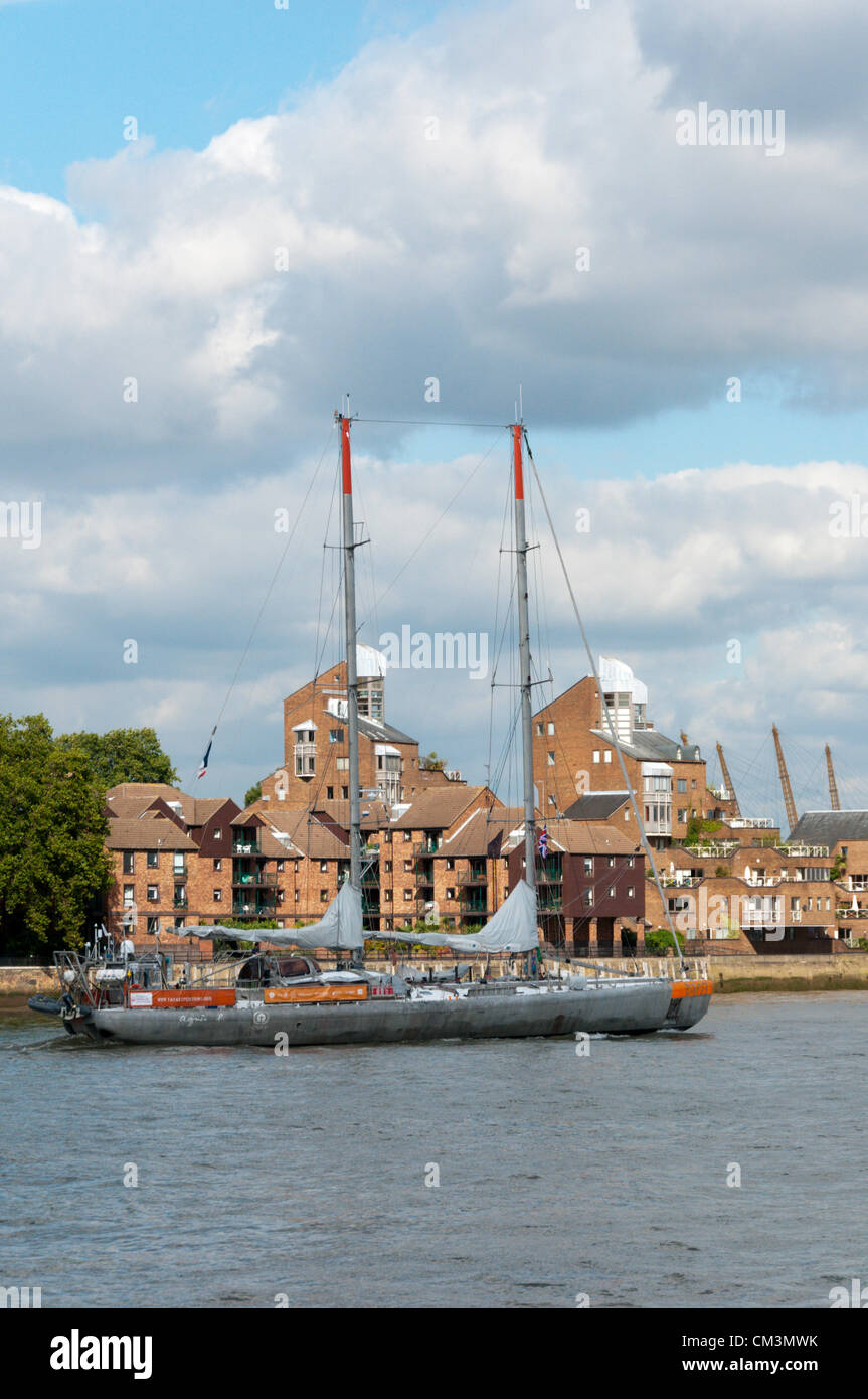 Londra, UK, 27 settembre 2012. Tara è visto lasciare Londra oggi in rotta verso Boulogne sur Mer. La barca è visto dalla riva sud del Tamigi a Greenwich. Ella è la goletta di ricerca di Tara spedizioni, un francese di organizzazione senza scopo di lucro di tentare di aumentare la consapevolezza ambientale e impresa la ricerca in materia di cambiamenti climatici. Il progetto è affiliato al programma delle Nazioni Unite per l'ambiente. La barca era stata a Londra (St Katharine Dock) per una serie di eventi di sensibilizzazione al lavoro di Tara Expeditions. Foto Stock