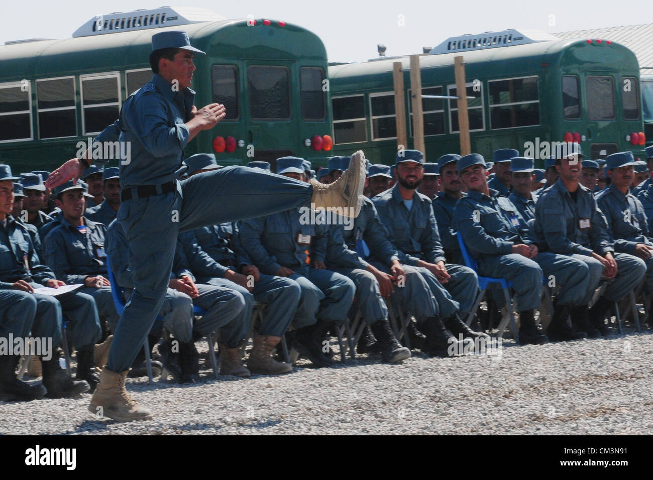 I membri della polizia nazionale afgana parata del giorno di graduazione di Formazione Regionale Center-Kandahar Settembre 27, 2012 in avanti una base operativa Scorpion, provincia di Kandahar, Afghanistan. Foto Stock