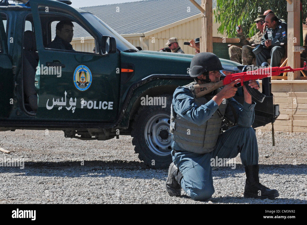 I membri della polizia nazionale afgana mostrare le loro abilità sul giorno di graduazione di Formazione Regionale Center-Kandahar Settembre 27, 2012 in avanti una base operativa Scorpion, provincia di Kandahar, Afghanistan. Foto Stock
