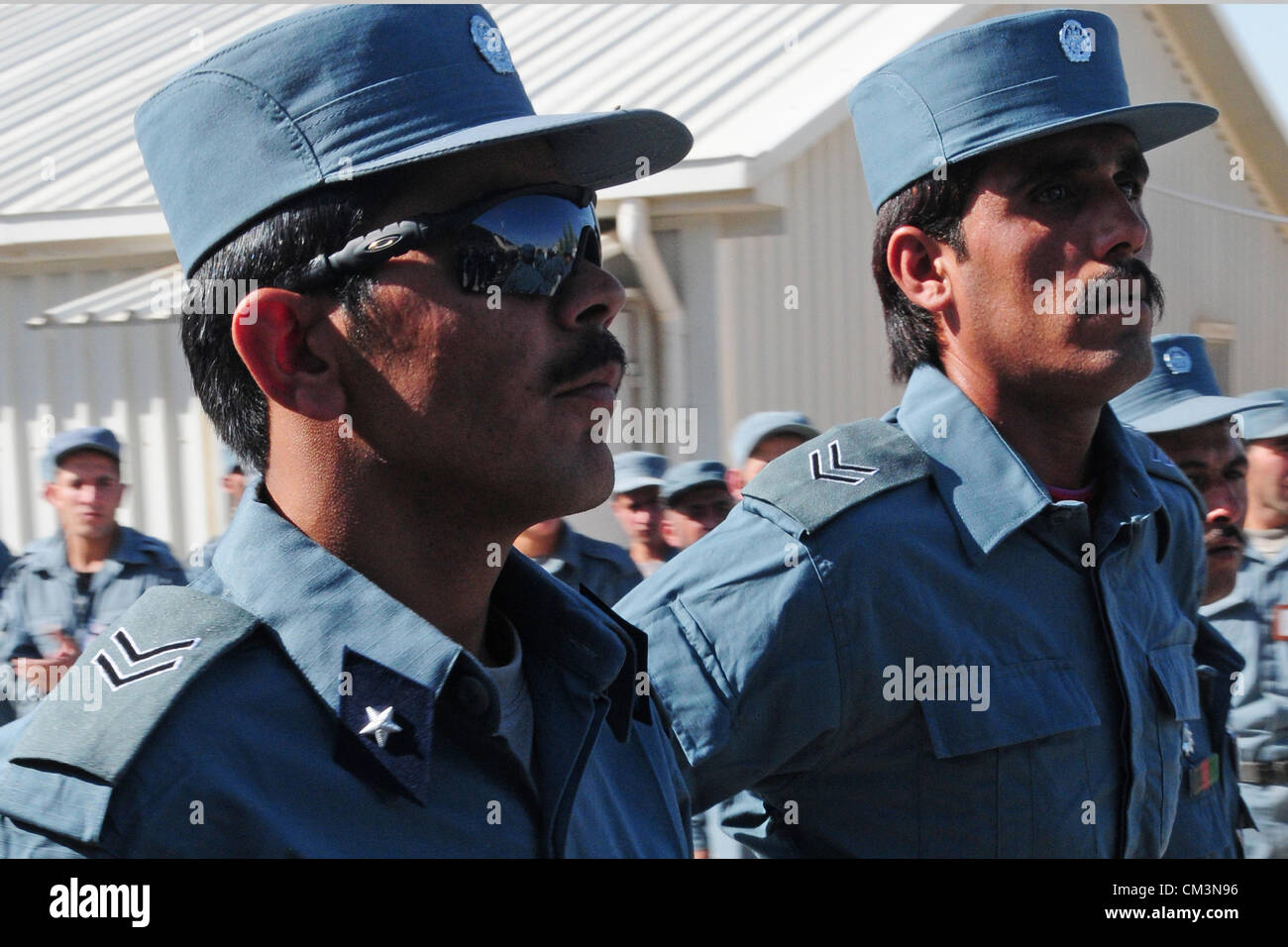 I membri della polizia nazionale afgana parata del giorno di graduazione di Formazione Regionale Center-Kandahar Settembre 27, 2012 in avanti una base operativa Scorpion, provincia di Kandahar, Afghanistan. Foto Stock