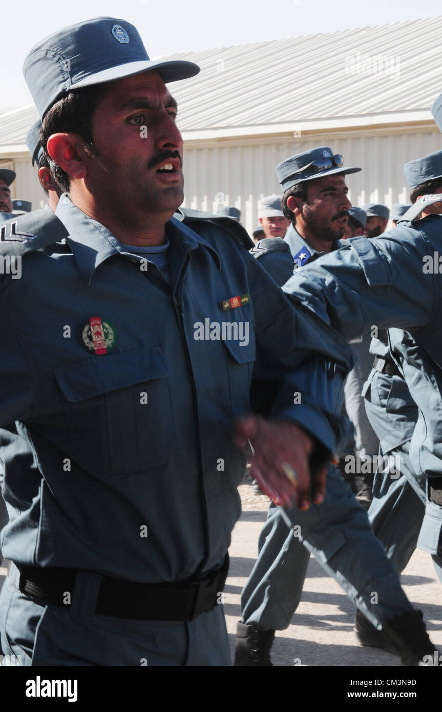 I membri della polizia nazionale afgana parata del giorno di graduazione di Formazione Regionale Center-Kandahar Settembre 27, 2012 in avanti una base operativa Scorpion, provincia di Kandahar, Afghanistan. Foto Stock