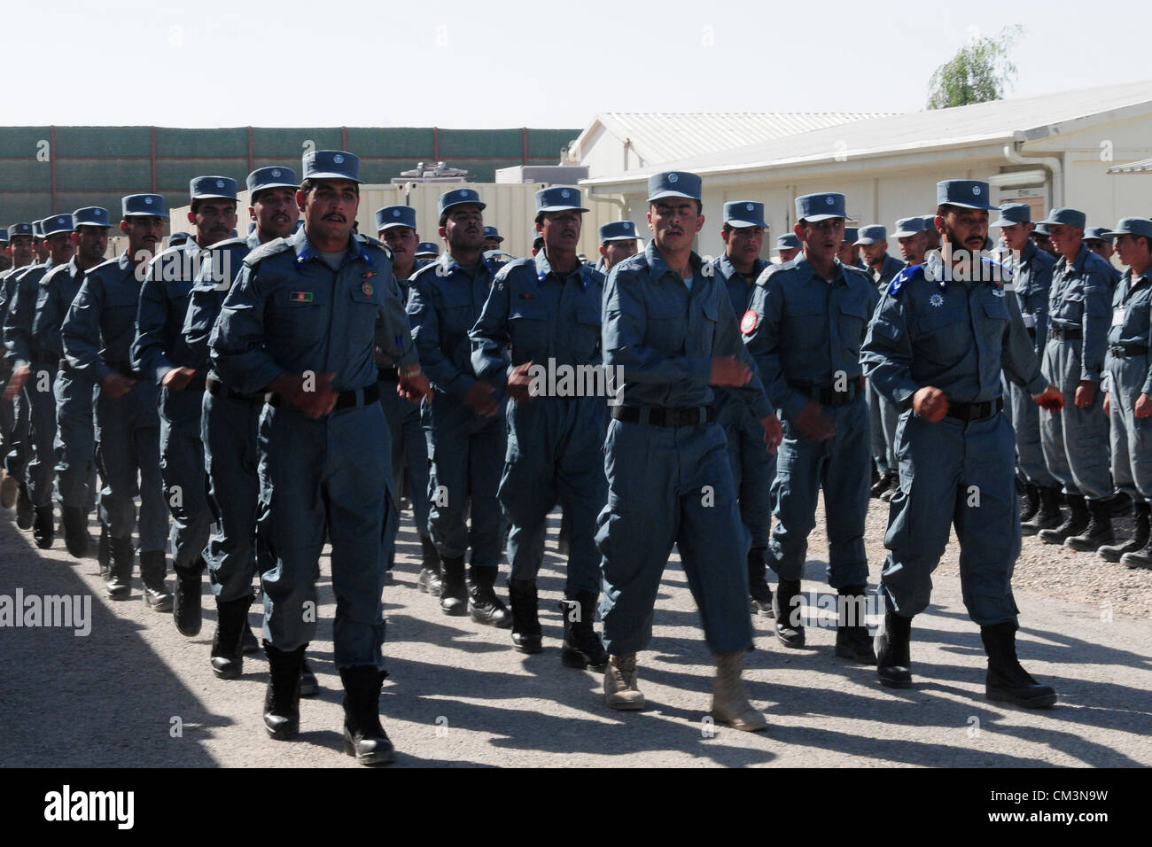 I membri della polizia nazionale afgana parata del giorno di graduazione di Formazione Regionale Center-Kandahar Settembre 27, 2012 in avanti una base operativa Scorpion, provincia di Kandahar, Afghanistan. Foto Stock