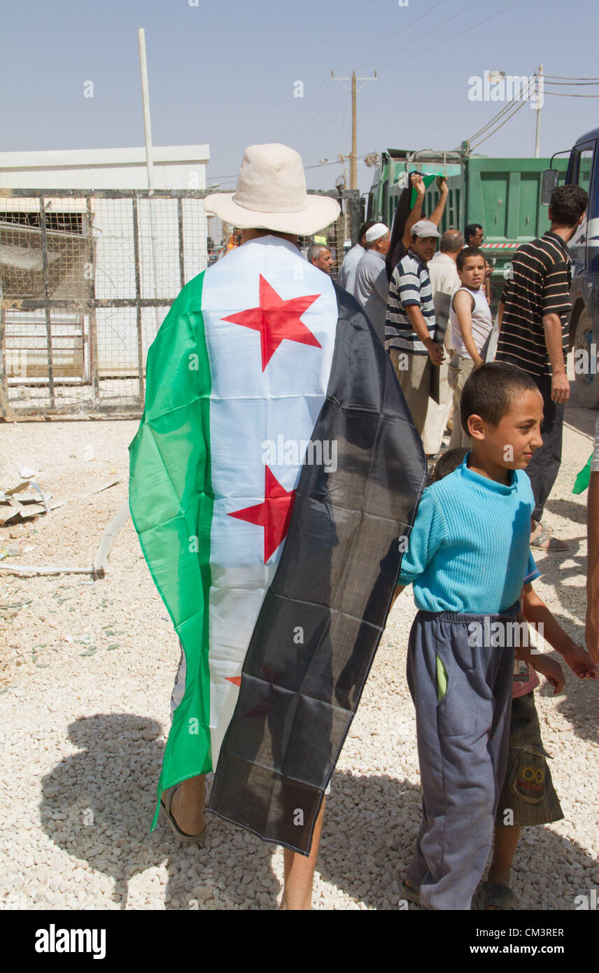 Anti Assad manifestanti marzo nelle strade al Zaatari Refugee Camp in Giordania giovedì 27 settembre 2012. Il vecchio stile bandiere siriane sono utilizzati. Foto Stock