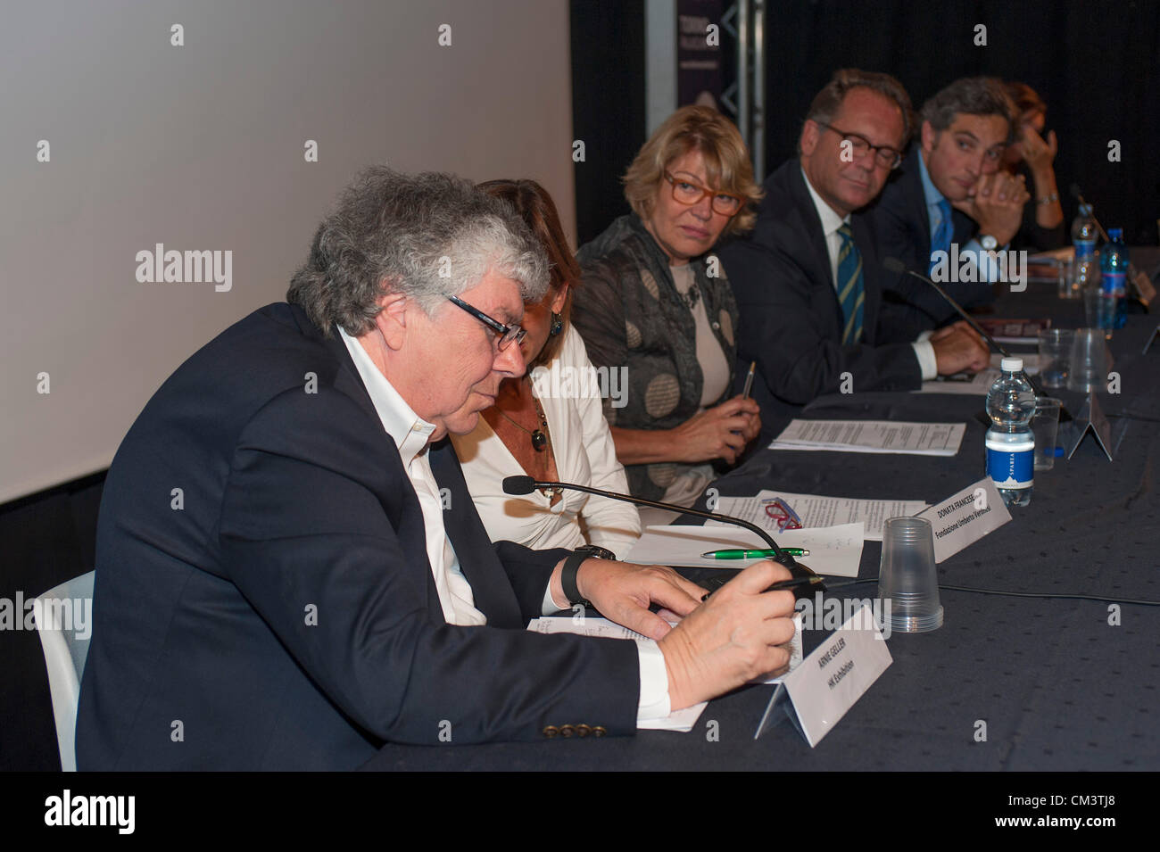 Italia Torino Palaisozaki l'autore dell'presenta Arnie Geller alla conferenza stampa della mostra il corpo umano mostra Settembre 28, 2012 a 12 am ; la mostra apre al pubblico il 29 settembre 2012 e termina il 13 gennaio 2013.i corpi in mostra sono esseri umani morti per cause naturali e trattati con un metodo speciale detto plastination. Visitatori grazie a questo metodo di conservazione possono visualizzare tutti gli organi del corpo, delle ossa e dei muscoli e tutto l'interno del corpo in ogni dettaglio Foto Stock