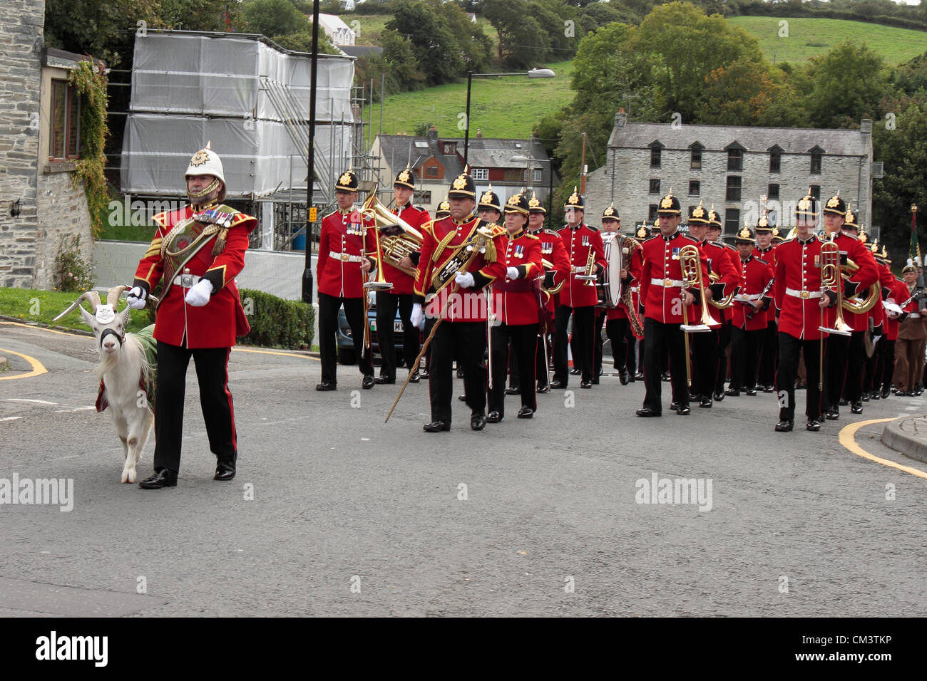 Cardigan, Regno Unito. 27 Settembre, 2012. Il Royal Welsh reggimento che esercitano il diritto di marzo in conformità con la libertà della contea di Ceredigion conferitole nel 2009 Giovedì 27 Settembre 2012. Esse sono state riunite con la banda del Principe di Galles Divisione e guidato da Taffy la capra del reggimento di capra e la maggiore. Foto Stock
