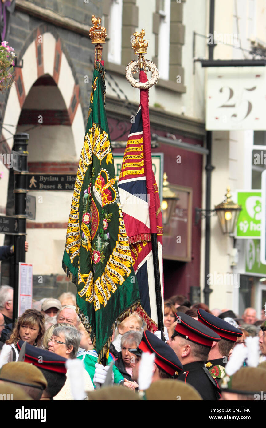 Cardigan, Regno Unito. 27 Settembre, 2012. Il Royal Welsh reggimento che esercitano il diritto di marzo in conformità con la libertà della contea di Ceredigion conferitole nel 2009 Giovedì 27 Settembre 2012. Bandiere del Royal Welsh reggimento Foto Stock