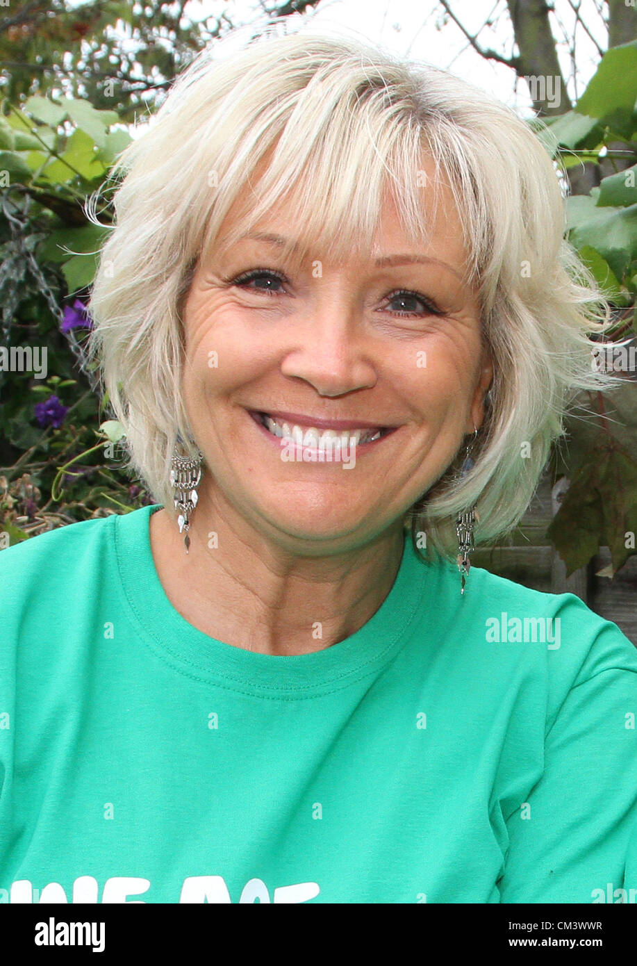 Bedfordshire - Macmillan mattina caffè - attrice Kim Taylforth invitati amici e parenti a casa sua per un caffè e una fetta di torta inc ex Eastenders' star, suor Gillan Taylforth e Hannah Mahoney-Smith testa del Customer Care a Macmillan Cancer Support. - 28 settembre 2012 Foto di Keith Mayhew Foto Stock