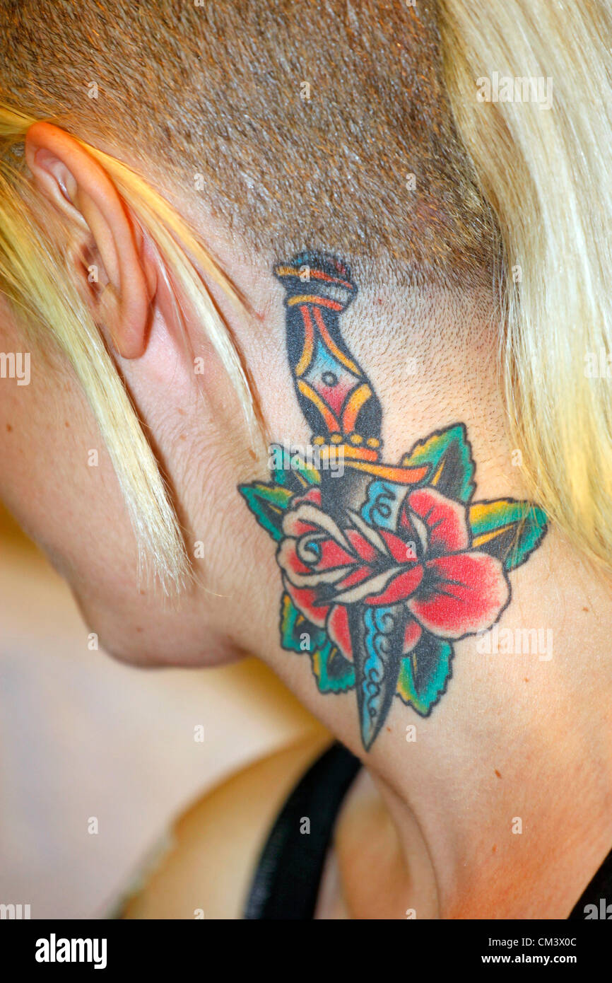 Londra, Regno Unito. Il 28 settembre 2012. Pugnale e fiore tatuaggio sul  collo di una donna al London Tattoo Convention 2012 Foto stock - Alamy