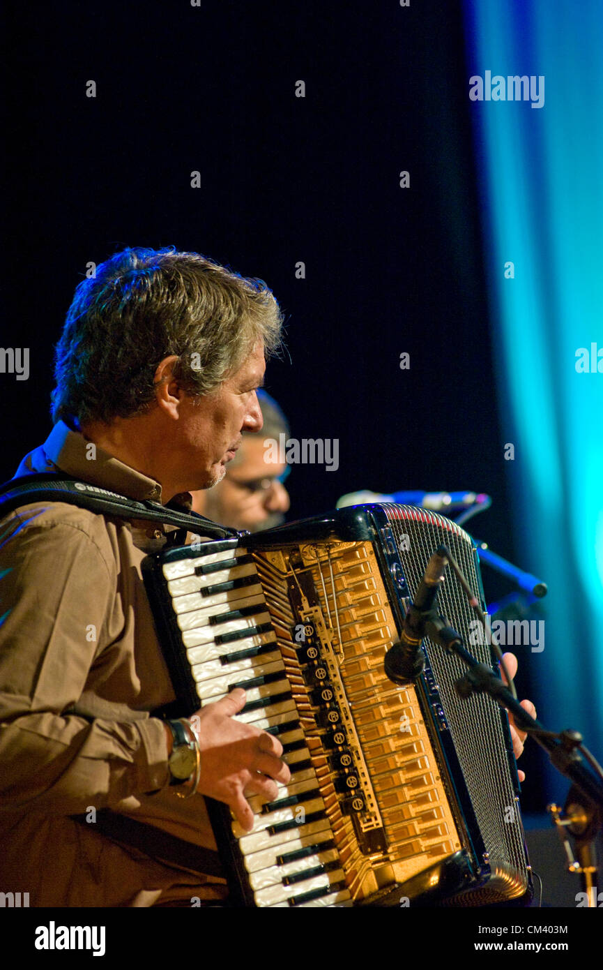 Settembre 28, 2012 - Il sesto concerto della settimana di world music festival, la più grande in Europa centrale, è stato frequentato dall ambasciatore dell'India. Gruppo multinazionale di Titi Robin - fisarmonica francese player Francis Varis. Foto Stock