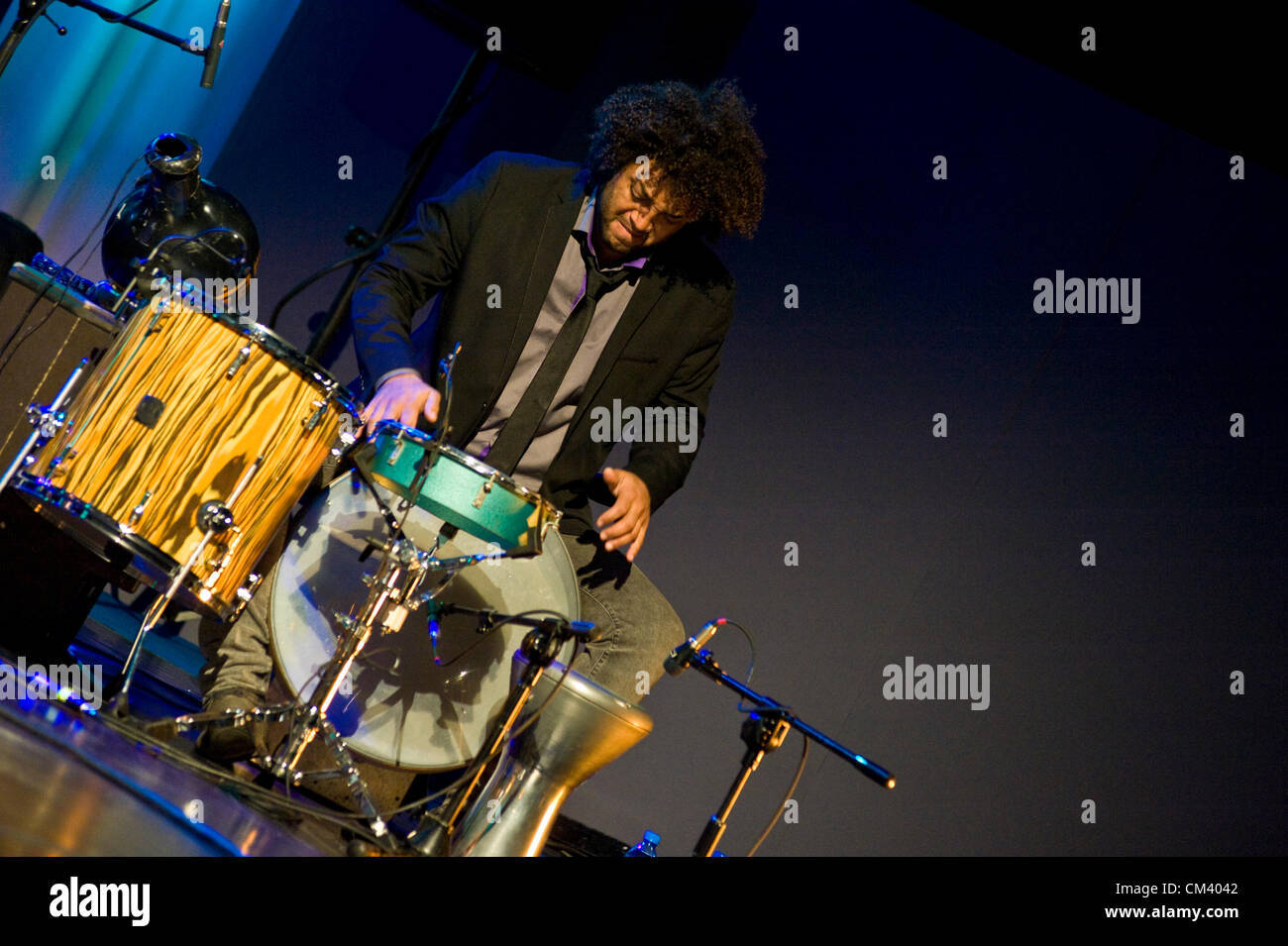 Settembre 28, 2012 - Il sesto concerto della settimana di world music festival, la più grande in Europa centrale, è stato frequentato dall ambasciatore dell'India. Gruppo multinazionale di Titi Robin - percussionista brasiliano Luis Nascimento. Foto Stock