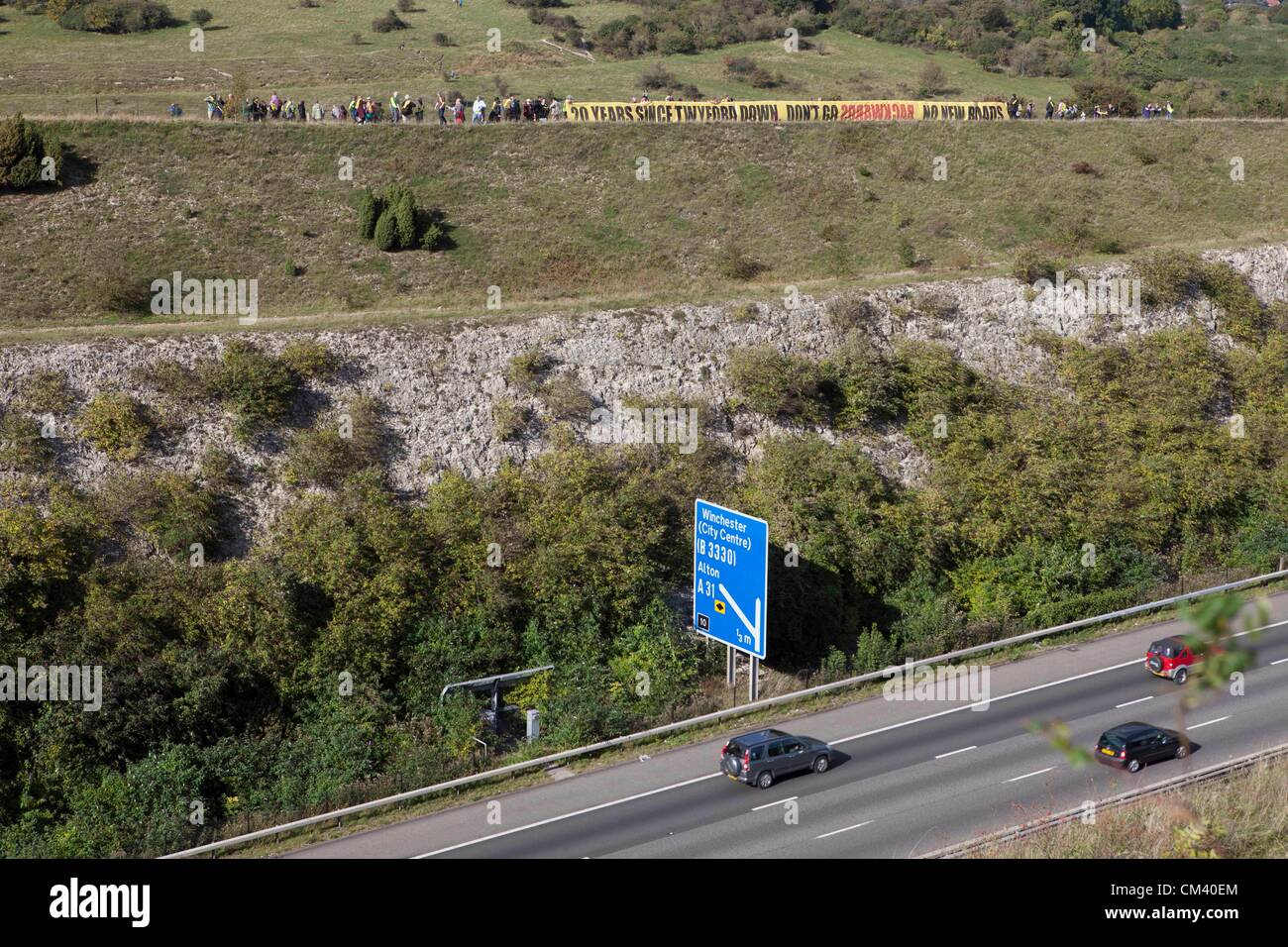 Twyford Down, Regno Unito. Il 29 settembre 2012. I dimostranti si riuniscono per commemorare il ventesimo anniversario di Twyford Down, la protesta che ha portato a un'ondata di azione diretta contro la strada statale i progetti di un edificio. Oggi la riunione è stata organizzata in risposta al nuovo governo regimi su strada. Il 1992 Twyford Down proteste sviluppata in risposta ai piani per un'estensione al M3 attraverso un protetto paesaggio storico vicino a Winchester nel Wiltshire. Twyford verso il basso generato una ondata di proteste altri compresi M11 a Londra e il Newbury Bypass. Più info: http://bettertransport.org.uk/blogs/roads/100912-twyford-20 Foto Stock