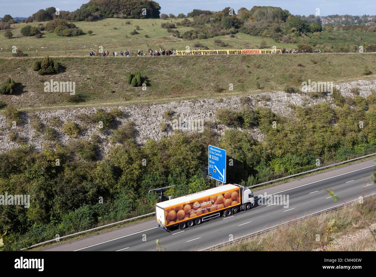 Twyford Down, Regno Unito. Il 29 settembre 2012. I dimostranti si riuniscono per commemorare il ventesimo anniversario di Twyford Down, la protesta che ha portato a un'ondata di azione diretta contro la strada statale i progetti di un edificio. Oggi la riunione è stata organizzata in risposta al nuovo governo regimi su strada. Il 1992 Twyford Down proteste sviluppata in risposta ai piani per un'estensione al M3 attraverso un protetto paesaggio storico vicino a Winchester nel Wiltshire. Twyford verso il basso generato una ondata di proteste altri compresi M11 a Londra e il Newbury Bypass. Più info: http://bettertransport.org.uk/blogs/roads/100912-twyford-20 Foto Stock