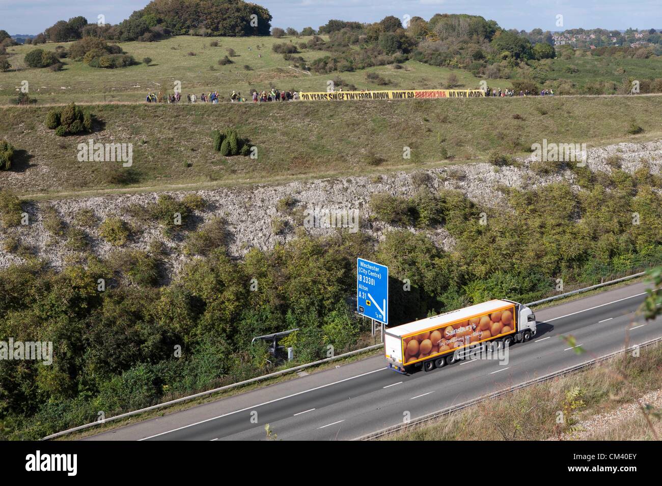 Twyford Down, Regno Unito. Il 29 settembre 2012. I dimostranti si riuniscono per commemorare il ventesimo anniversario di Twyford Down, la protesta che ha portato a un'ondata di azione diretta contro la strada statale i progetti di un edificio. Oggi la riunione è stata organizzata in risposta al nuovo governo regimi su strada. Il 1992 Twyford Down proteste sviluppata in risposta ai piani per un'estensione al M3 attraverso un protetto paesaggio storico vicino a Winchester nel Wiltshire. Twyford verso il basso generato una ondata di proteste altri compresi M11 a Londra e il Newbury Bypass. Più info: http://bettertransport.org.uk/blogs/roads/100912-twyford-20 Foto Stock