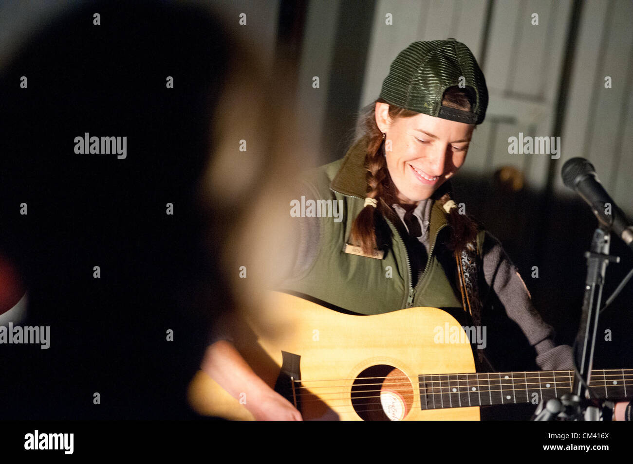 Agosto 25, 2012 - Newhalem, Washington, Stati Uniti d'America - 24 agosto 2012, Newhalem, Washington - Parco i visitatori a Colonial Creek campeggio nel vasto Parco nazionaledi North Cascades godetevi un concerto serale per la ''Rockin' Rangers," un gruppo di rangers che organizzati per riprodurre le canzoni che ha scritto circa il North Cascades. (Credito Immagine: © David Snyder/ZUMAPRESS.com) Foto Stock