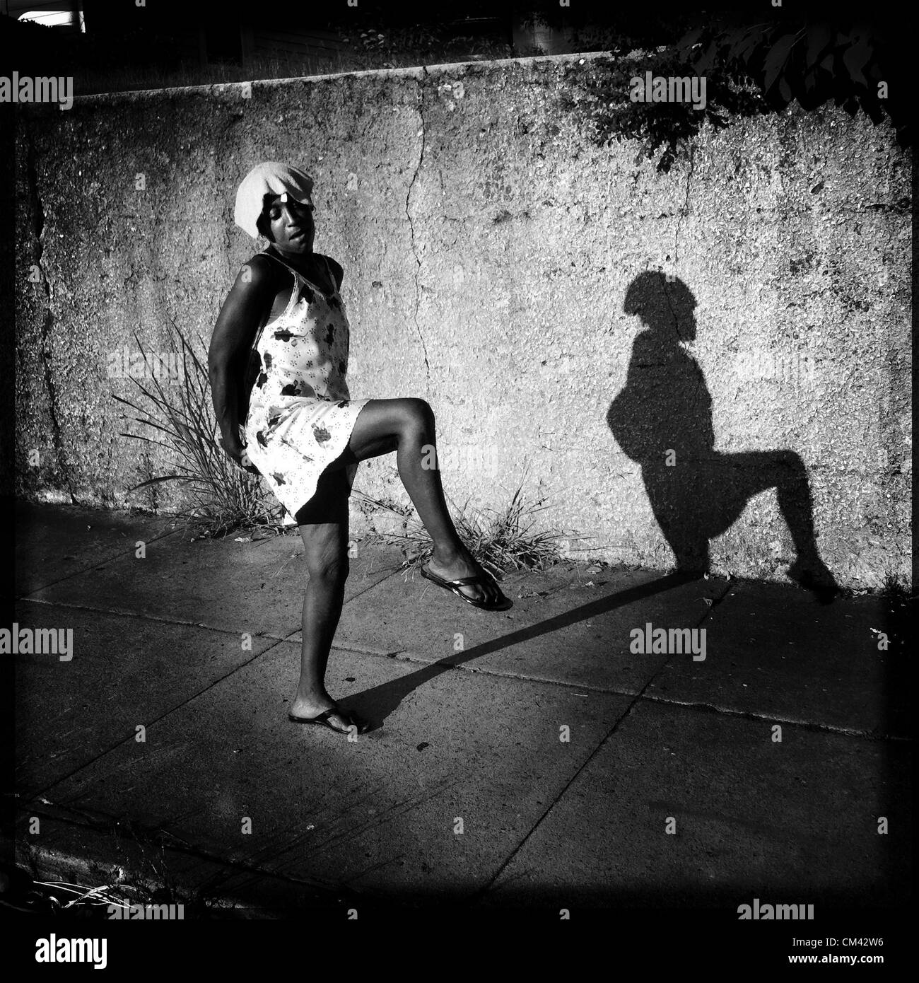 Giugno 28, 2012 - Memphis, TN, Stati Uniti - Su uno dei giorni più caldi dell'anno, Francine Hudson, 53, puntoni giù Latham cantando per passare il tempo. Canta Irving Berlin's ''Guancia a guancia'', ma poi minuti più tardi si rompe in lacrime quando canta ''un cambiamento sta andando venire'' di Yolanda Adams. Mesi prima, Hudson's jawbone, passaggio nasale e presa dell'occhio sono state schiacciate durante un attacco sulla strada quando ha rifiutato di vendere se stessa per dieci dollari. Lei ha ancora le viti nelle sue gomme dall'intervento chirurgico effettuato presso la MED. L'ex segretario, receptionist e fast food lavoratore dice che ha visto la morte e stato Foto Stock