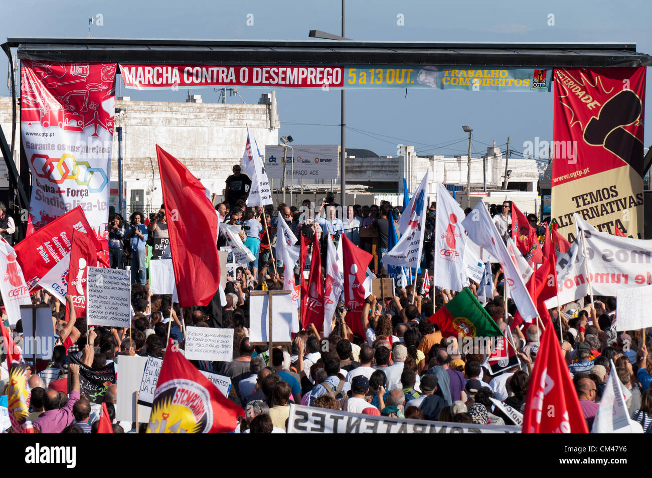 Protesta pacifica organizzata dall'unione CGTP raccoglie gli attivisti di Lisbona sabato contro austerità, povertà e nuove tasse. Foto Stock