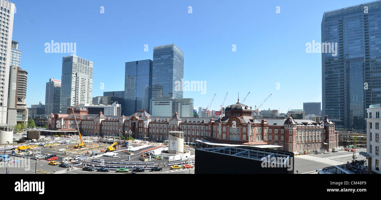 Ottobre 1, 2012, Tokyo, Giappone - Il recentemente ristrutturato edificio in mattoni rossi della stazione di Tokyo si erge magnifica al compimento del suo 50 miliardi di yen lavori di restauro al suo aspetto originale lunedì 1 ottobre 2012. Una cerimonia per celebrare l'inaugurazione della stazione della struttura simbolica con la partecipazione dell'Imperatore Akihito è stato annullato a causa di morte inaspettata di un tifone su la notte precedente.Costruito originariamente nel 1914, l'edificio sopravvissuto al grande terremoto di Kanto nel 1923 ma è stato fortemente danneggiato da U.S. incursioni aeree poco prima della fine della Seconda Guerra Mondiale. Dopo cinque e un Foto Stock