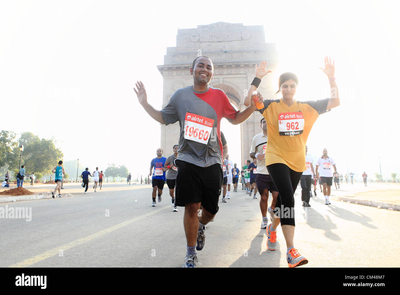 Sett. 30, 2012 - New Delhi, India - Delhi residenti partecipano in New Delhi Mezza Maratona come hanno gestito dalla famosa New Delhi landmark, l'India Gate. (Credito Immagine: © Subhash Sharma/ZUMAPRESS.com) Foto Stock