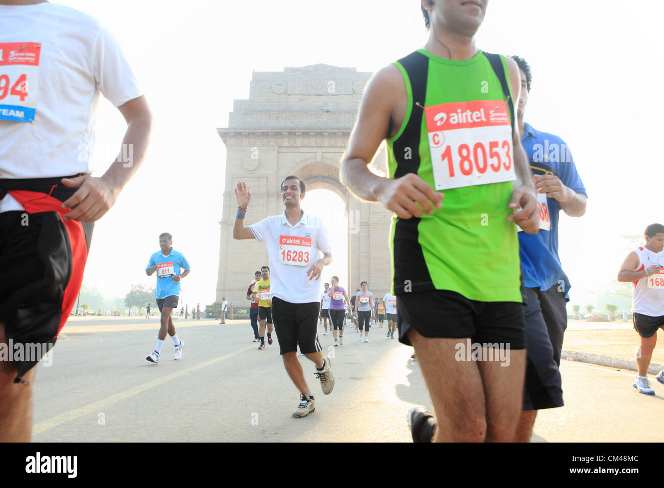 Sett. 30, 2012 - New Delhi, India - Delhi residenti partecipano in New Delhi Mezza Maratona come hanno gestito dalla famosa New Delhi landmark, l'India Gate. (Credito Immagine: © Subhash Sharma/ZUMAPRESS.com) Foto Stock