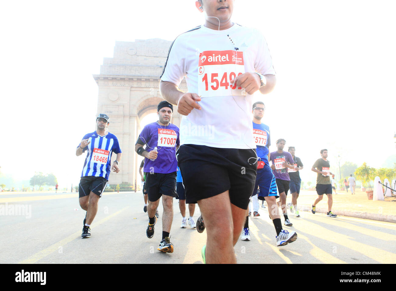 Sett. 30, 2012 - New Delhi, India - Delhi residenti partecipano in New Delhi Mezza Maratona come hanno gestito dalla famosa New Delhi landmark, l'India Gate. (Credito Immagine: © Subhash Sharma/ZUMAPRESS.com) Foto Stock