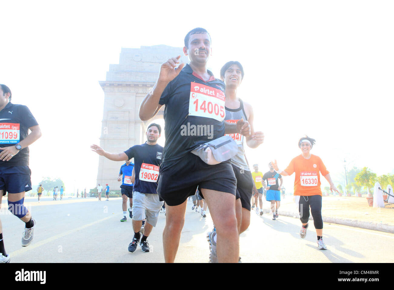 Sett. 30, 2012 - New Delhi, India - Delhi residenti partecipano in New Delhi Mezza Maratona come hanno gestito dalla famosa New Delhi landmark, l'India Gate. (Credito Immagine: © Subhash Sharma/ZUMAPRESS.com) Foto Stock