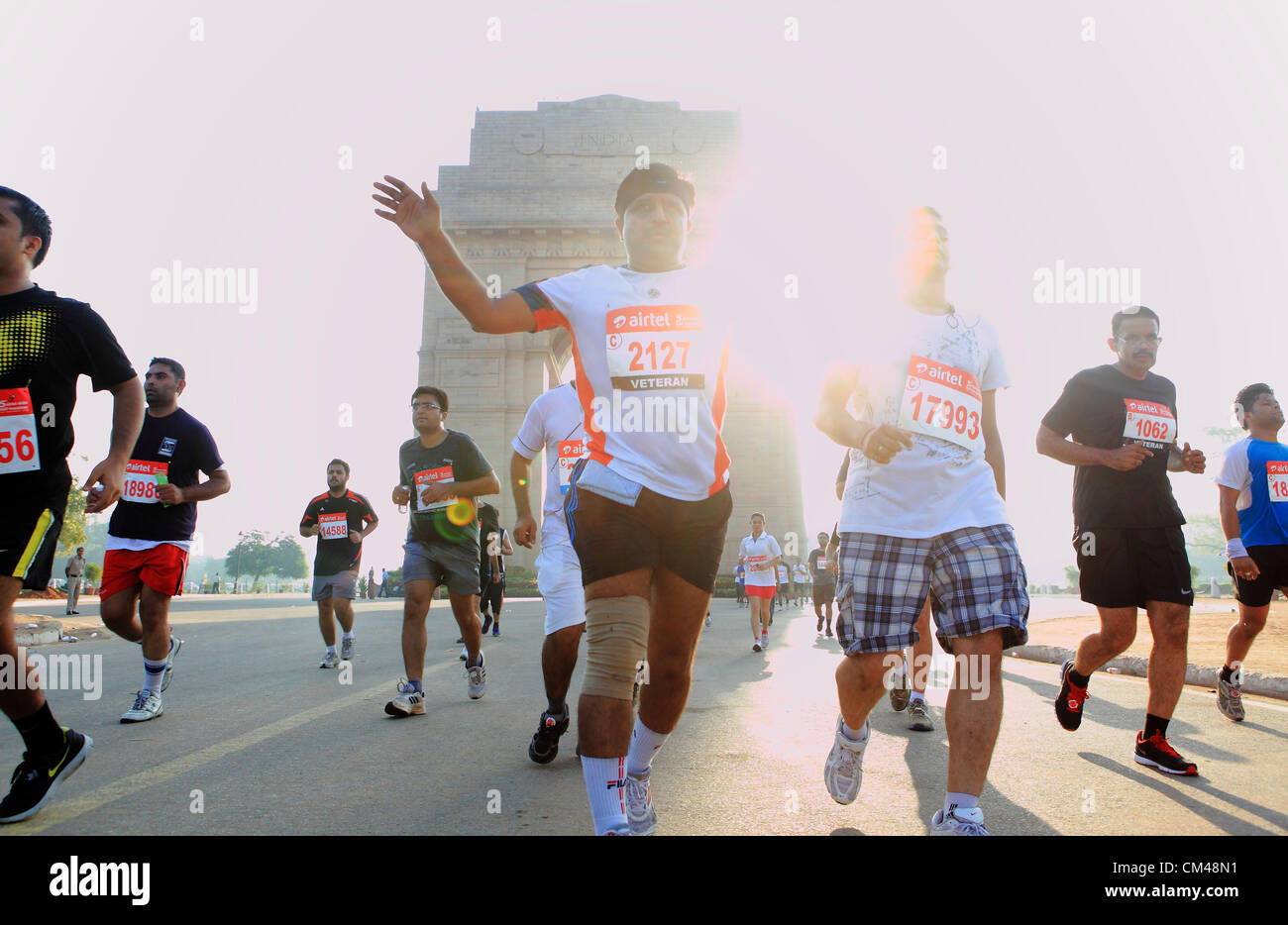 Sett. 30, 2012 - New Delhi, India - Delhi residenti partecipano in New Delhi Mezza Maratona come hanno gestito dalla famosa New Delhi landmark, l'India Gate. (Credito Immagine: © Subhash Sharma/ZUMAPRESS.com) Foto Stock