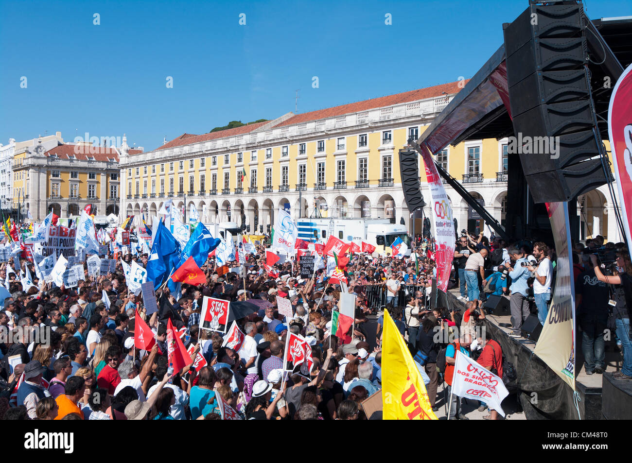 Protesta pacifica organizzata dall'unione CGTP raccoglie gli attivisti di Lisbona sabato contro austerità, povertà e nuove tasse. Foto Stock