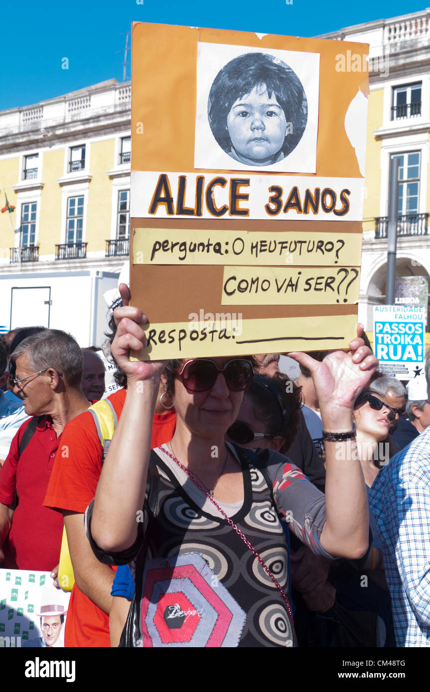 Protesta pacifica organizzata dall'unione CGTP raccoglie gli attivisti di Lisbona sabato contro austerità, povertà e nuove tasse. Foto Stock