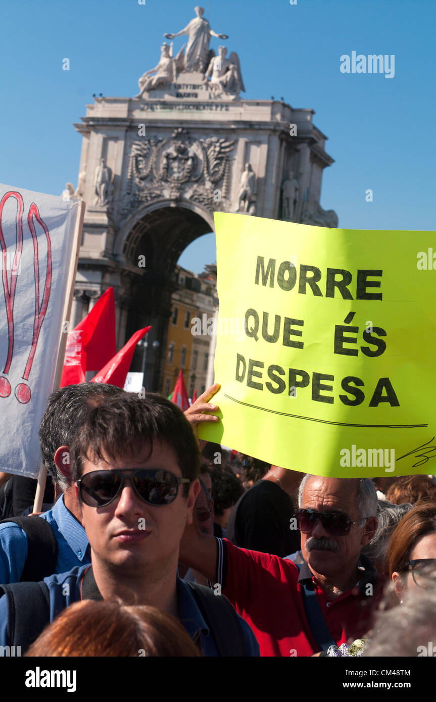Protesta pacifica organizzata dall'unione CGTP raccoglie gli attivisti di Lisbona sabato contro austerità, povertà e nuove tasse. Foto Stock