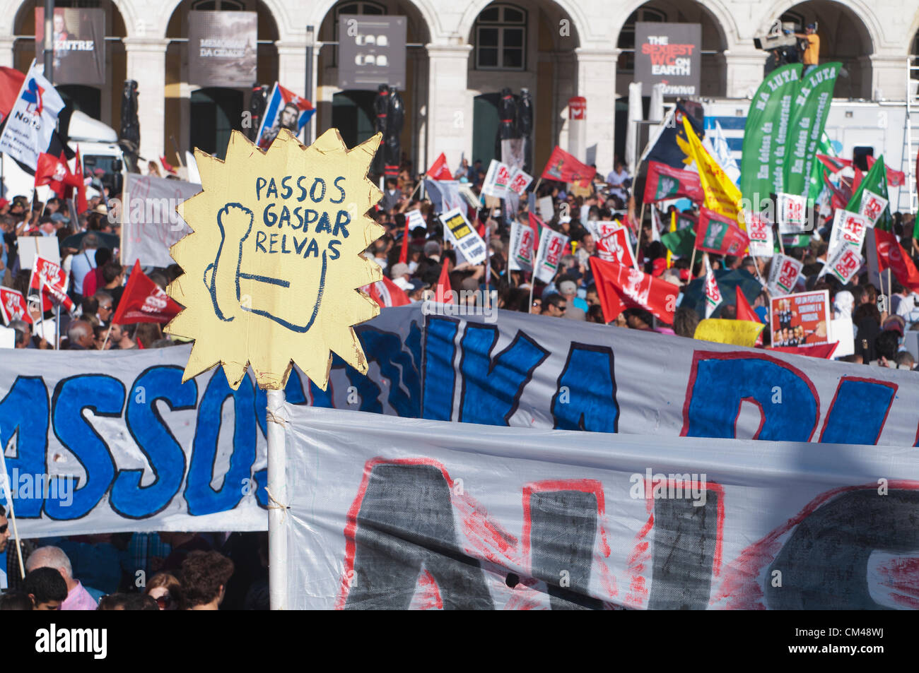 Protesta pacifica organizzata dall'unione CGTP raccoglie gli attivisti di Lisbona sabato contro austerità, povertà e nuove tasse. Foto Stock