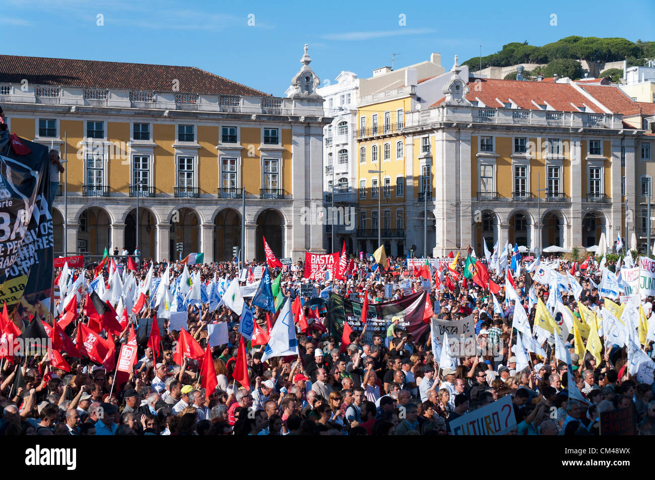 Protesta pacifica organizzata dall'unione CGTP raccoglie gli attivisti di Lisbona sabato contro austerità, povertà e nuove tasse. Foto Stock