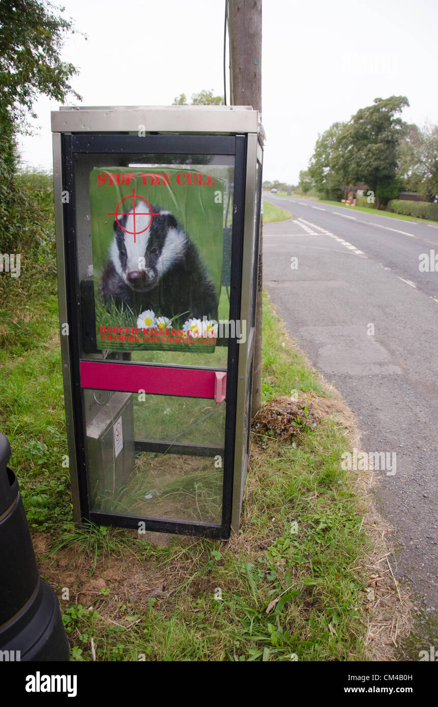 Hartpury, Gloucestershire, UK 1 Ottobre, 2012. Poster affissi nel villaggio di Hartpury da attivisti contrari all' abbattimento di badgers. Foto Stock