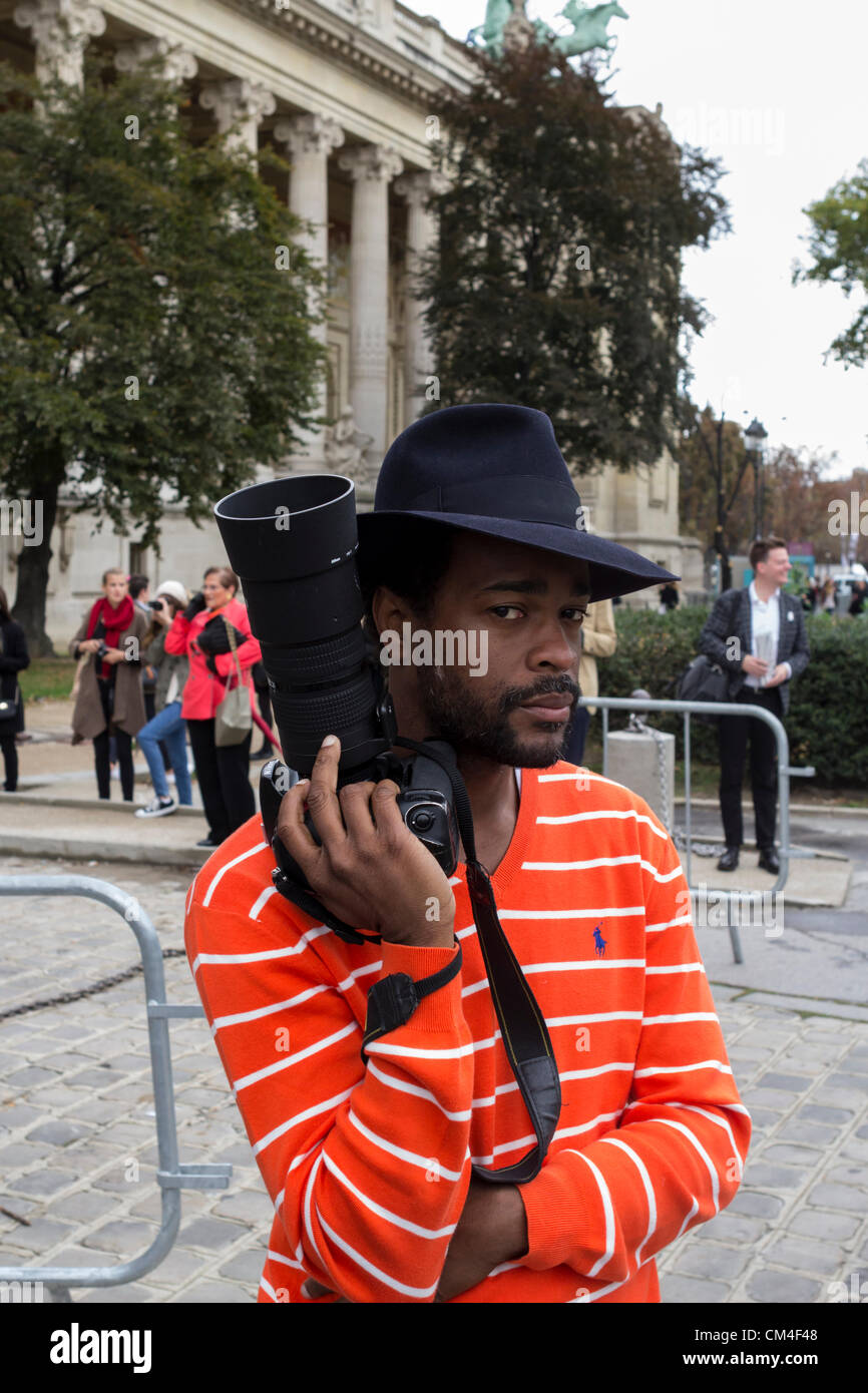 Il 2 ottobre 2012. Settimana della moda di Parigi prima di Chanel's Fashion show, pronto a indossare Primavera Estate 2013. Fashionistas, gli ospiti e la gente alla moda in posa di fronte di "Le Grand Palais' di Parigi, Francia. Foto Stock