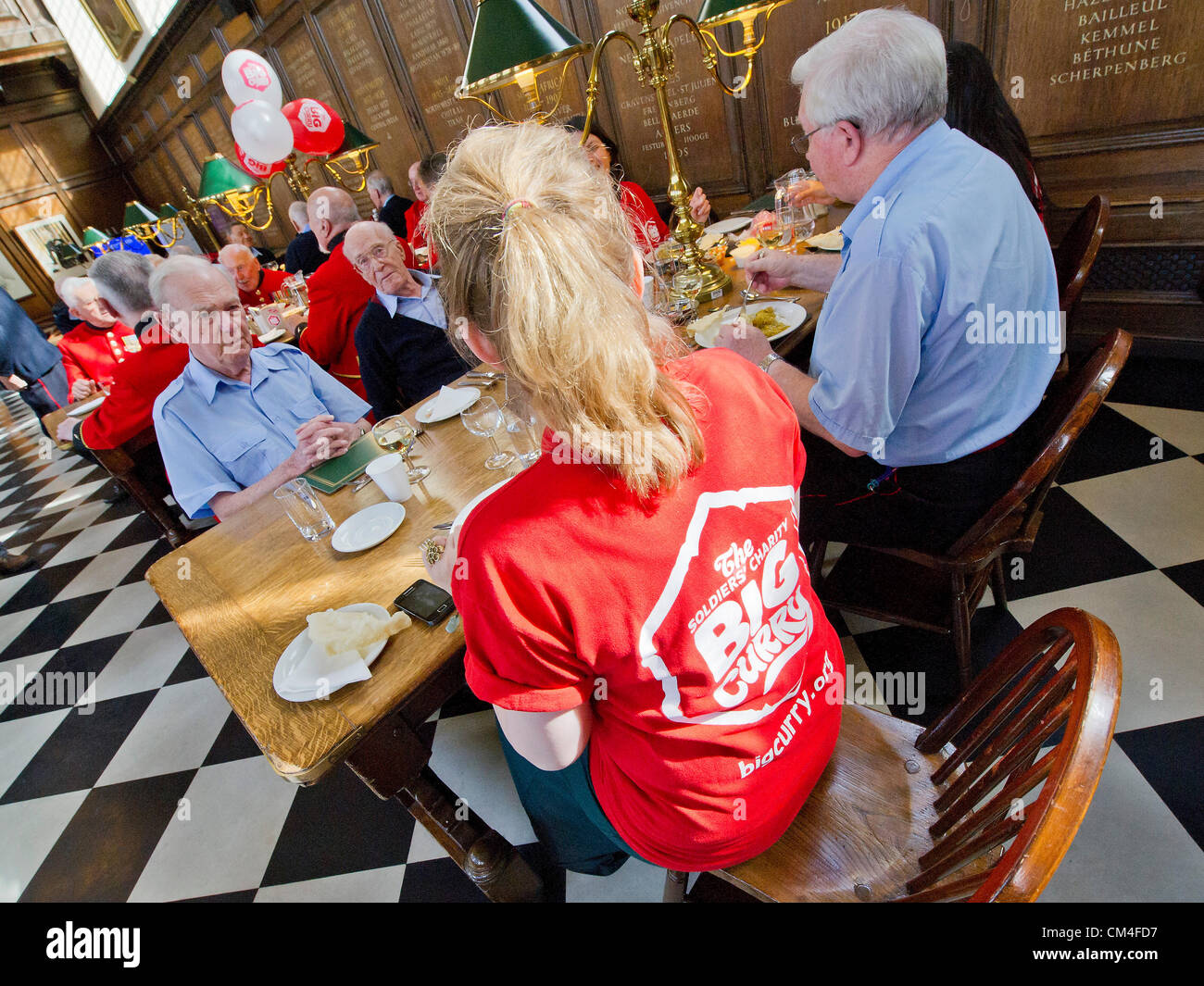 Londra, Regno Unito. Il 2 ottobre 2012. Chelsea pensionati lanciare il soldato' carità grande stagione di curry con una speciale grande pranzo al curry. La manifestazione mira a sensibilizzare e fondi per ABF i soldati della carità - dell'esercito carità nazionale dal 1944 www.soldierscharity.org.uk. Royal Hospital Chelsea Royal Hospital Road, London, Regno Unito 02 Ott 2012. Foto Stock