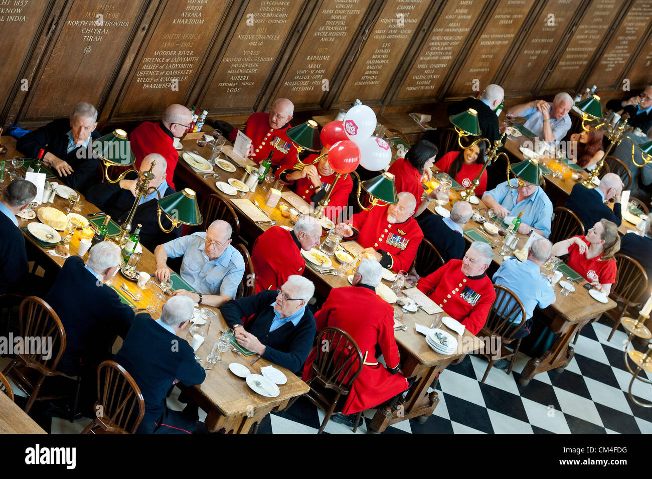 Londra, Regno Unito. Il 2 ottobre 2012. Chelsea pensionati lanciare il soldato' carità grande stagione di curry con una speciale grande pranzo al curry. La manifestazione mira a sensibilizzare e fondi per ABF i soldati della carità - dell'esercito carità nazionale dal 1944 www.soldierscharity.org.uk. Royal Hospital Chelsea Royal Hospital Road, London, Regno Unito 02 Ott 2012. Foto Stock