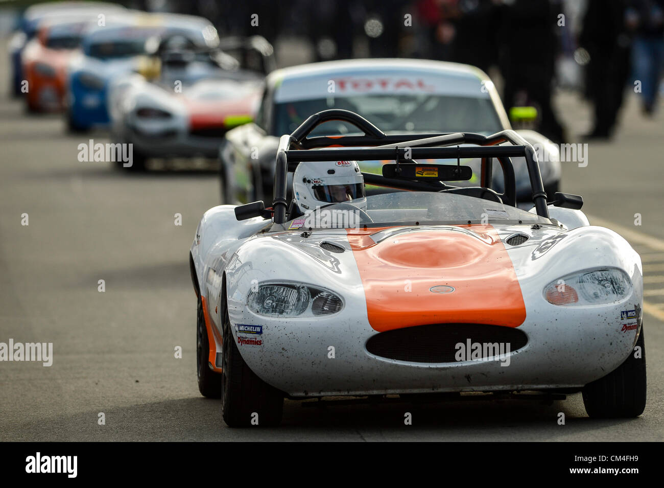 29.09.2012 Derby, Inghilterra. Britains grande Medaglia d'oro alle Olimpiadi vincendo via ciclista Jason Kenny (GBR) si abbassa la pitlane nella sua Ginetta G20 durante le qualifiche per il quarzo totale Ginetta GT5 Challenge round a Donington Park circuito, UK. Foto Stock