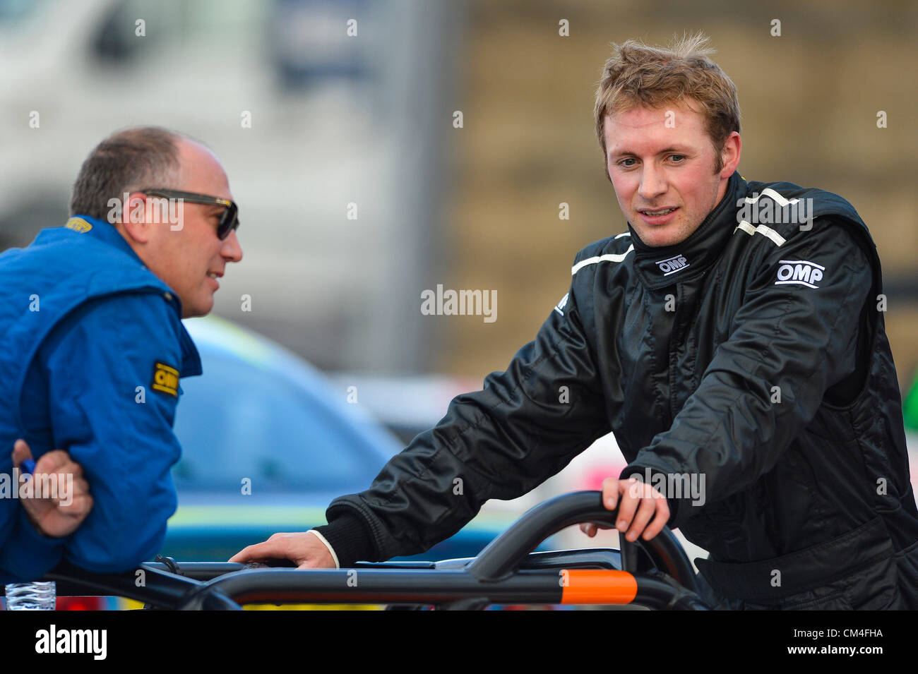 29.09.2012 Derby, Inghilterra. Britains grande Medaglia d'oro alle Olimpiadi vincendo via ciclista Jason Kenny (GBR) in azione sorge dal suo Ginetta G20 nel parc ferme dopo le qualifiche per il quarzo totale Ginetta GT5 Challenge round a Donington Park circuito, UK. Foto Stock