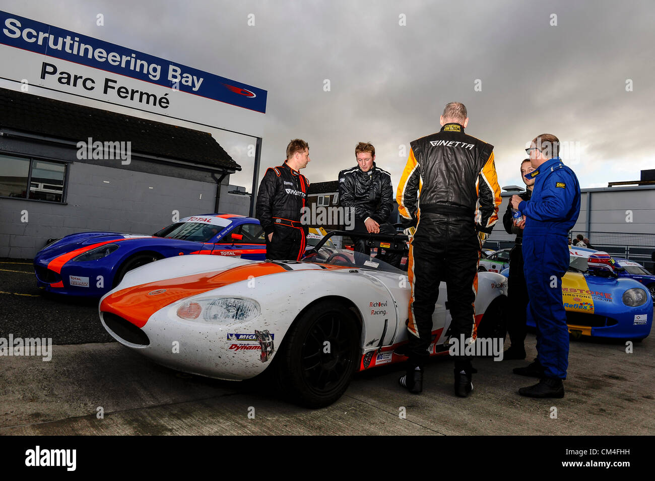 29.09.2012 Derby, Inghilterra. Britains grande Medaglia d'oro alle Olimpiadi vincendo via ciclista Jason Kenny (GBR) (secondo da sinistra) in azione nel suo Ginetta G20 durante le qualifiche per il quarzo totale Ginetta GT5 Challenge round a Donington Park circuito, UK. Foto Stock