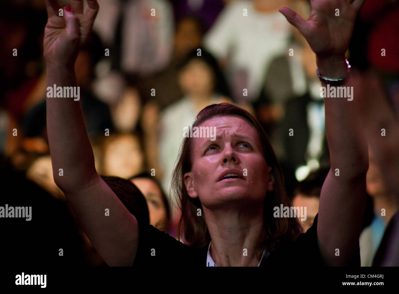 Dedicare i cristiani sono spazzati dalla stragrande di spiritualità e di emozioni nel corso di una serata evento durante l'annuale festa dei tabernacoli del pellegrinaggio. Gerusalemme, Israele. 2-Ottobre-2012. Migliaia di cristiani provenienti da tutto il mondo si riuniranno a sostegno di Israele al ICEJ annuale della festa dei Tabernacoli evento per il lancio di Israele Fondazione alleati del Presidente della Conferenza a Gerusalemme il Centro Internazionale delle Conferenze. Foto Stock