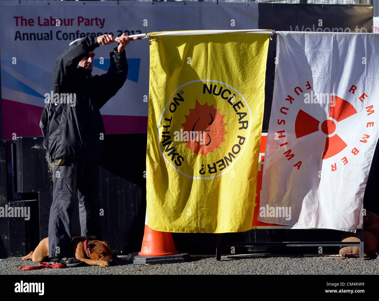 Manchester, Regno Unito. Il 3 ottobre 2012. Stuart Holmes, un anti-nucleare onde attivista sua bandiere al di fuori del centro di Manchester, il luogo di ritrovo per il Partito Laburista Conferenza Annuale, Manchester, Regno Unito, 03-10-2012 Credito: Giovanni friggitrice / Alamy Live News Foto Stock