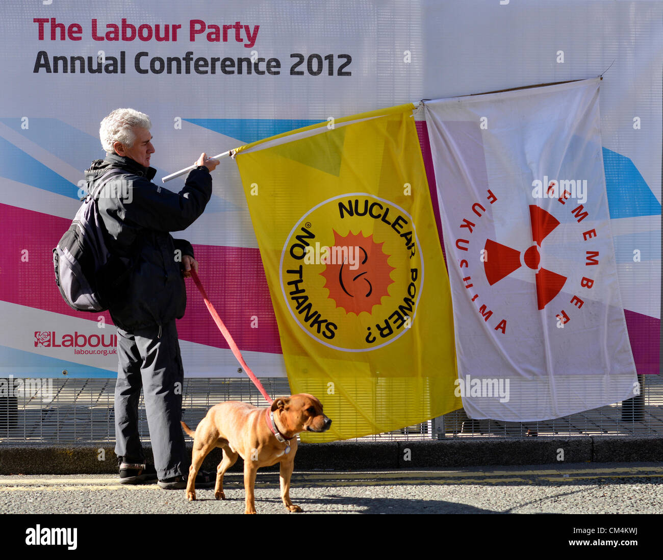 Manchester, Regno Unito. Il 3 ottobre 2012. Stuart Holmes, un anti-nucleare pone attivista con le sue bandiere al di fuori del centro di Manchester, il luogo di ritrovo per il Partito Laburista Conferenza Annuale, Manchester, Regno Unito, 03-10-2012 Credito: Giovanni friggitrice / Alamy Live News Foto Stock