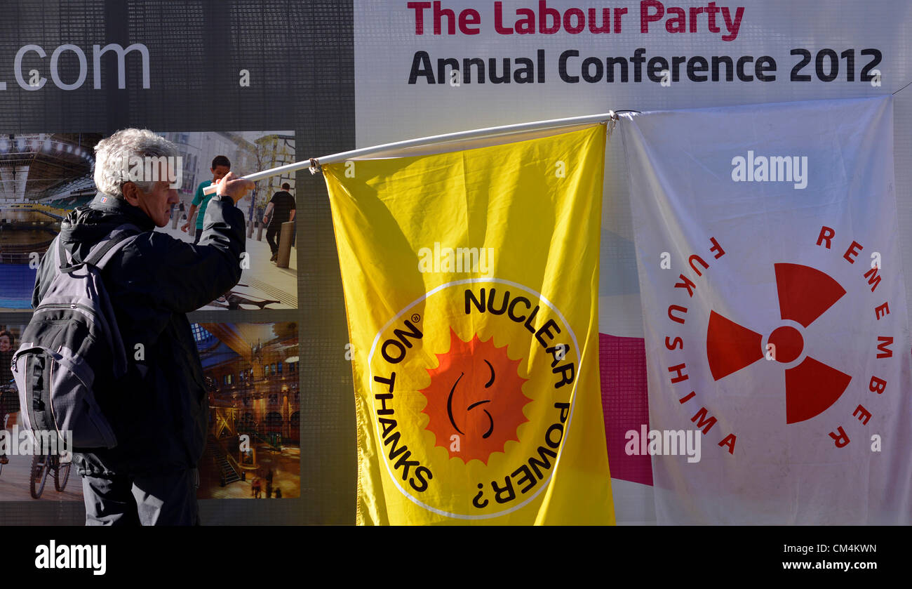 Manchester, Regno Unito. Il 3 ottobre 2012. Stuart Holmes, un anti-nucleare pone attivista con le sue bandiere al di fuori del centro di Manchester, il luogo di ritrovo per il Partito Laburista Conferenza Annuale, Manchester, Regno Unito, 03-10-2012 Credito: Giovanni friggitrice / Alamy Live News Foto Stock