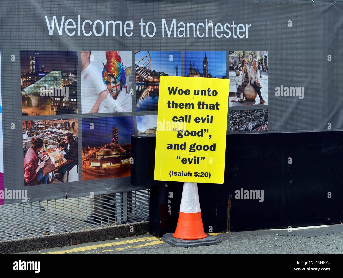 Manchester, Regno Unito. Il 3 ottobre 2012. Una targhetta citando la Bibbia è posto su un bollard al di fuori del centro di Manchester, il luogo di ritrovo per il Partito Laburista Conferenza Annuale, Manchester, Regno Unito, 03-10-2012 Credito: Giovanni friggitrice / Alamy Live News Foto Stock