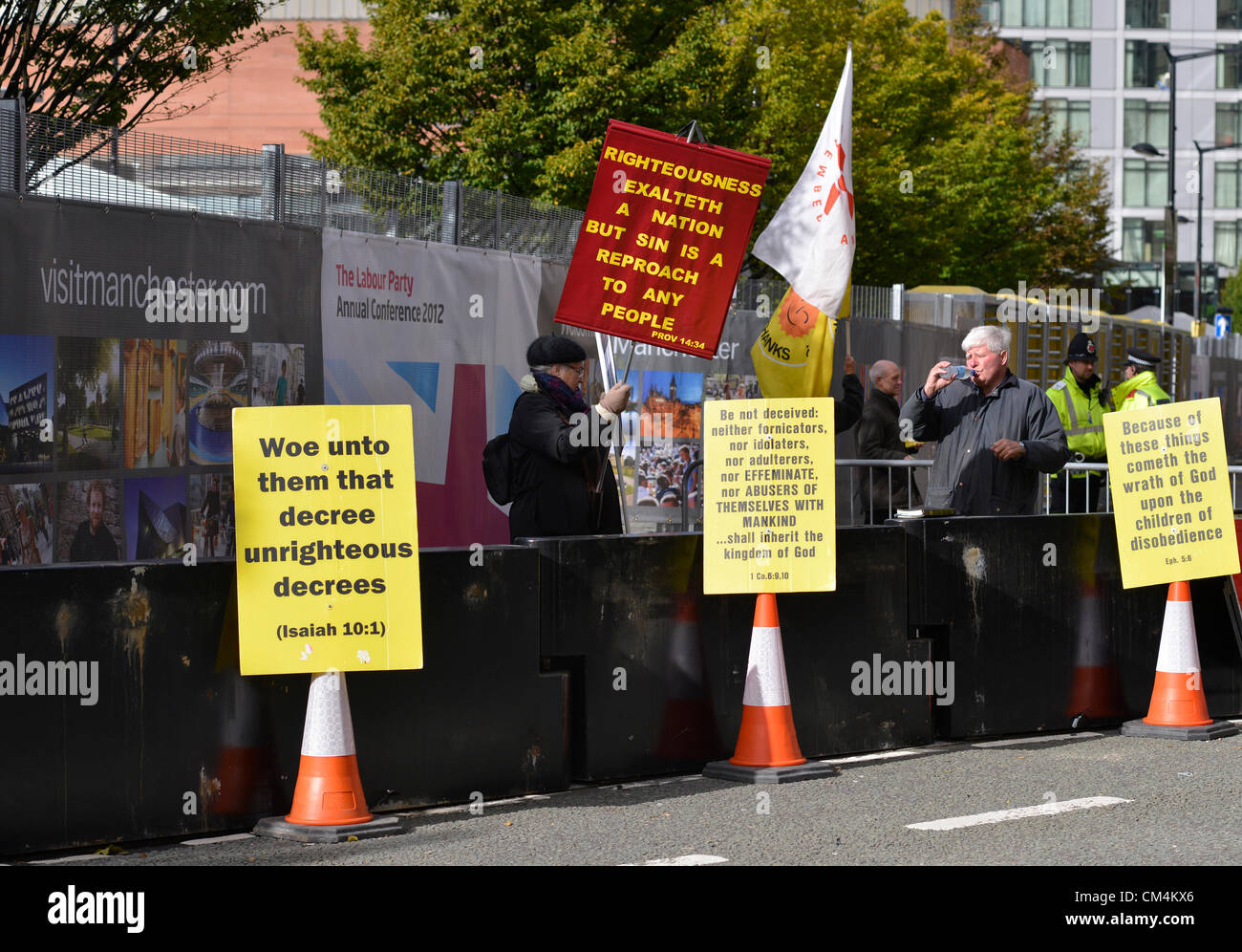 Manchester, Regno Unito. Il 3 ottobre 2012. Citazioni dalla Bibbia sono collocati sul paracarri al di fuori del centro di Manchester, il luogo di ritrovo per il Partito Laburista Conferenza Annuale, Manchester, Regno Unito, 03-10-2012 Credito: Giovanni friggitrice / Alamy Live News Foto Stock