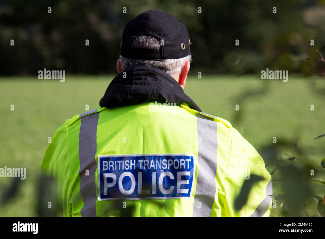 Machynlleth, Wales, Regno Unito. Il 3 ottobre 2012. Polizia, Guardia costiera HM e British Transport Police pettine della zona circostante il fiume Dyfi per i rapiti bambina, Aprile Jones. Il terreno intorno al fiume è estremamente scivoloso a causa delle pesanti piogge degli ultimi giorni. Credito: atgof.co / Alamy Live News Foto Stock