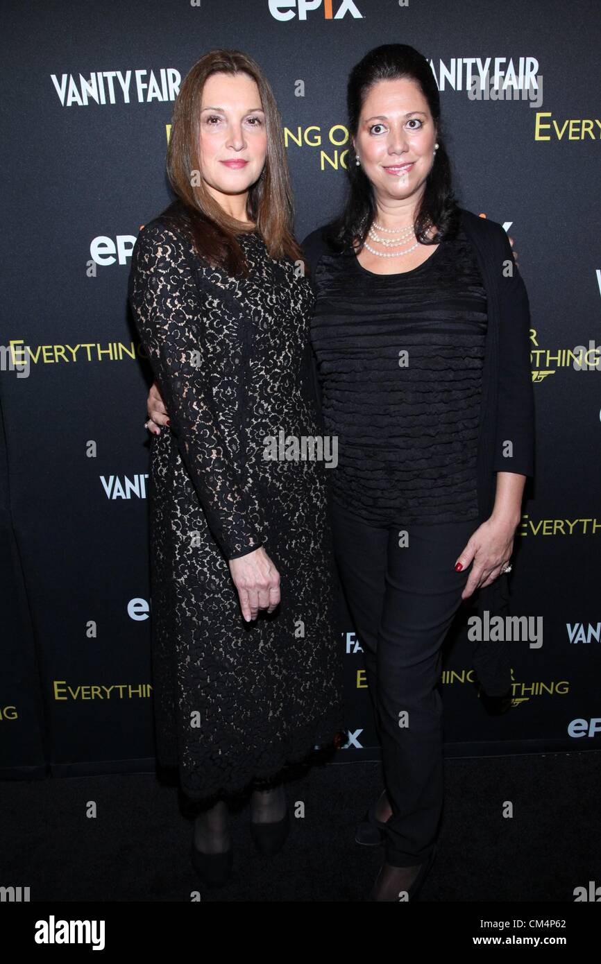 Stati Uniti d'America. Barbara Broccoli, Hillary Saltzman presso gli arrivi per tutto o niente: la storia indicibile di 007 Premiere, MoMA Museum of Modern Art di New York NY Ottobre 3, 2012. Foto di: Andres Otero/Everett raccolta/ Alamy live news. Foto Stock